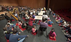 La Orquesta Sinfónica de Navarra compartiendo escenario con los niños y niñas